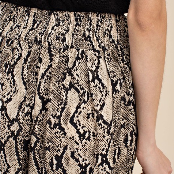 HIGH WAIST ANIMAL PRINTED PANTS WITH POCKETS AND WAIST BELT TIE - Picture 4 of 5